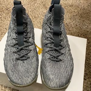 Lebron basketball shoes